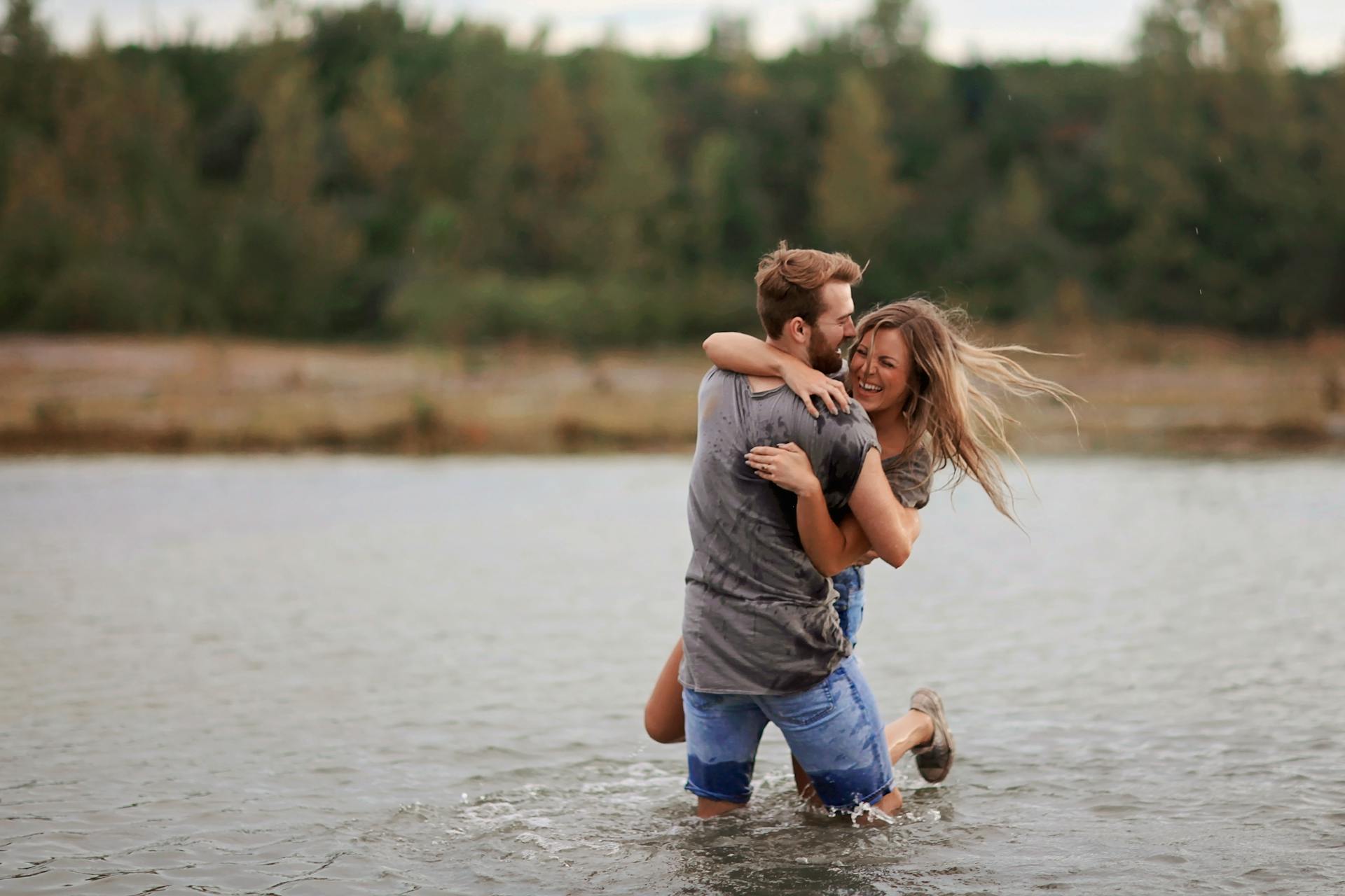 Habits For Happier And Healthier Relationships, happy couple, healthy relationship tips,