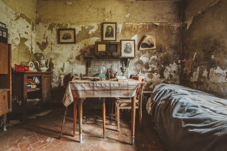 ruining your life habits, bad habits destroying life, life mistakes to avoid, self improvement tips, habits that ruin your life, life barbaad karne wali habits, galtiyan jo life kharab karti hai, self improvement tips hindi, buri aadatein jo life kharab kare, life improve kaise kare,